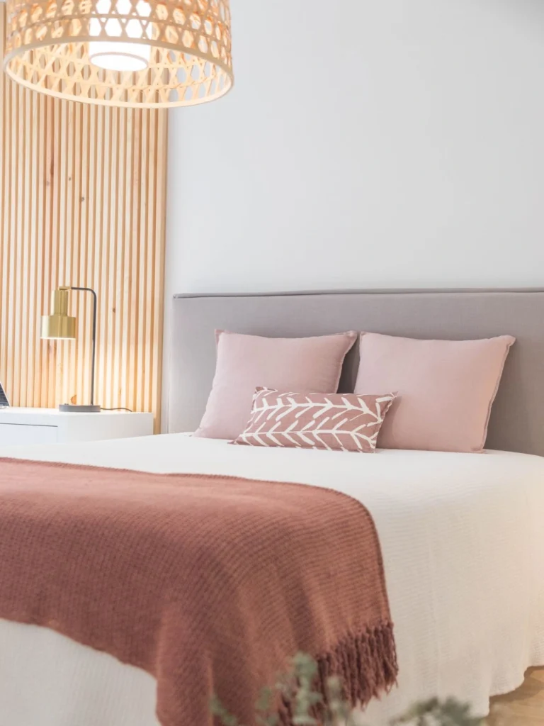 20 Pink and White Bedroom Ideas to Love